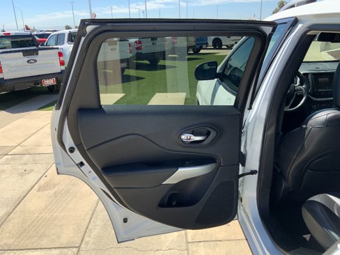Used 2016 Jeep Cherokee Overland image 28