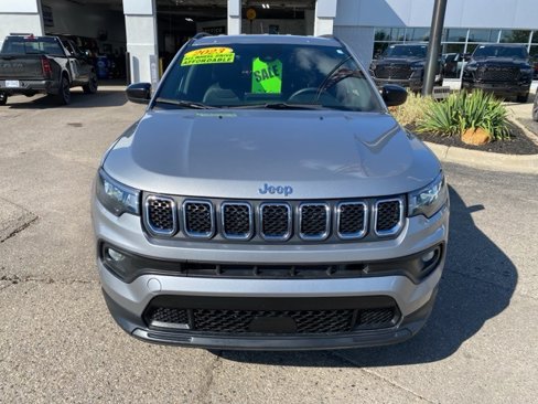 Used 2023 Jeep Compass Latitude image 11