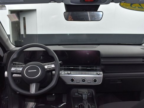 Certified 2025 Hyundai Kona SE image 10