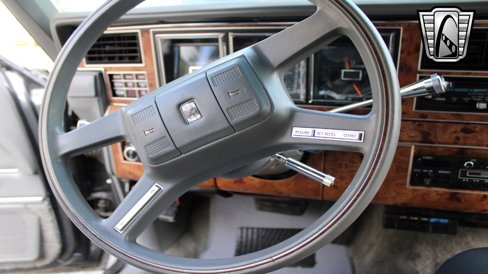 Used 1986 Lincoln Town Car image 9