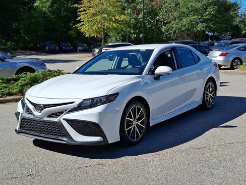 Used 2023 Toyota Camry SE image 3