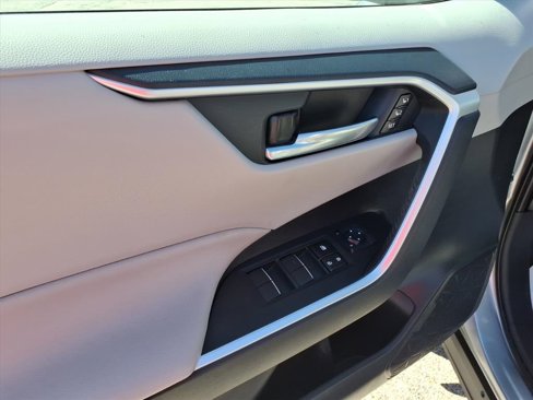 Used 2019 Toyota RAV4 XLE Premium image 11