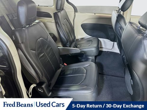 Used 2017 Chrysler Pacifica Touring-L image 12
