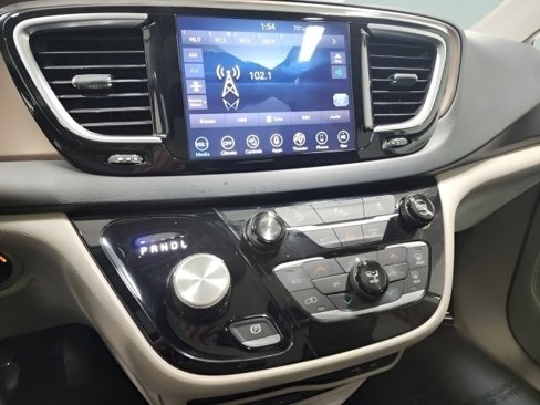 Used 2018 Chrysler Pacifica Touring-L Plus w/ Tire & Wheel Group image 34