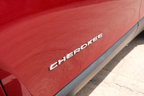 Used 2016 Jeep Cherokee Sport image 14