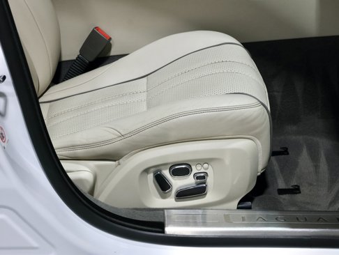 Used 2013 Jaguar XJ image 49