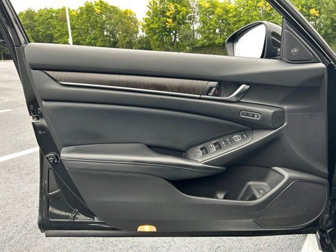 Used 2018 Honda Accord Touring image 19