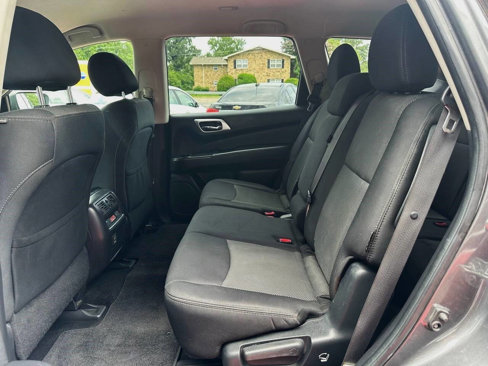 Used 2018 Nissan Pathfinder SV image 15