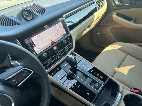 Used 2025 Porsche Macan image 20