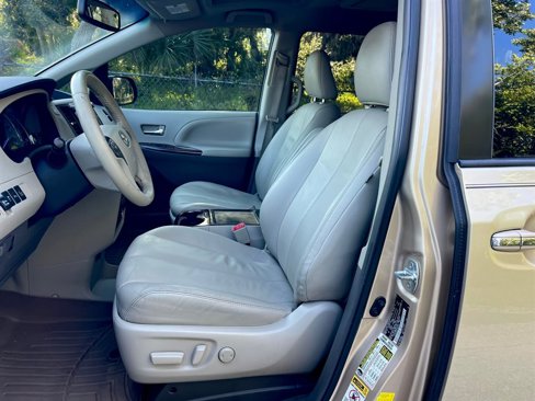 Used 2014 Toyota Sienna XLE image 9