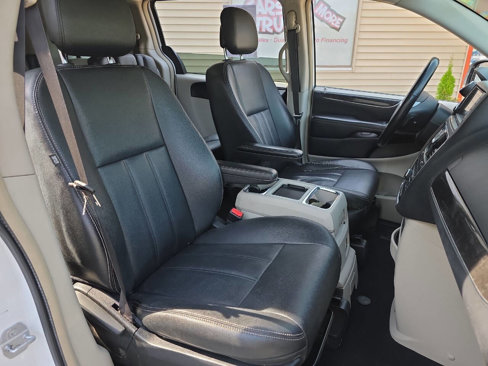 Used 2016 Chrysler Town & Country Touring w/ Driver Convenience Group image 21
