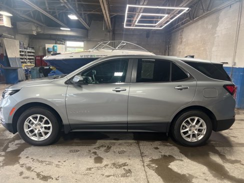 Used 2023 Chevrolet Equinox LT image 2