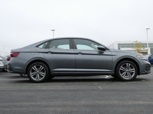 Used 2022 Volkswagen Jetta SE image 2