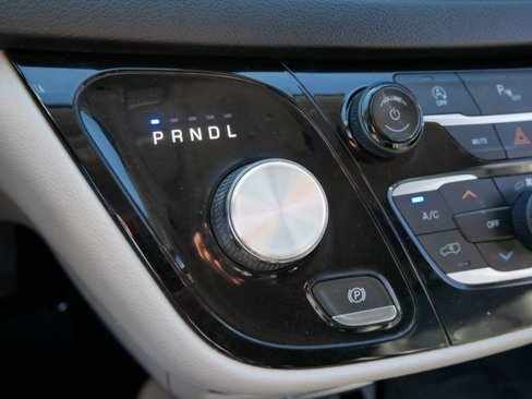 Used 2020 Chrysler Pacifica Touring-L image 23