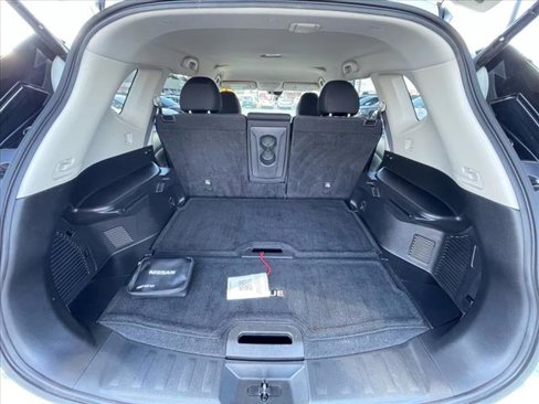 Used 2020 Nissan Rogue SV image 11