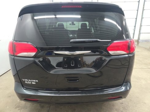 Used 2022 Chrysler Voyager LX image 11