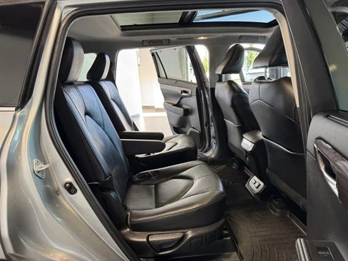 Used 2020 Toyota Highlander Platinum image 25