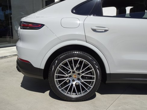 Used 2023 Porsche Cayenne Platinum Edition image 11