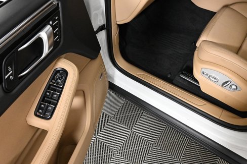 Certified 2025 Porsche Macan image 8