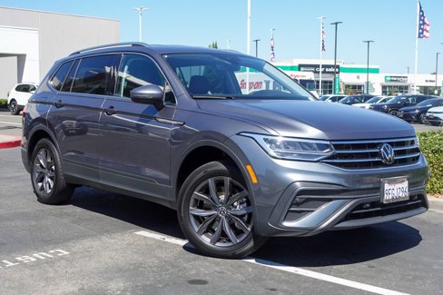 Used 2024 Volkswagen Tiguan SE image 3