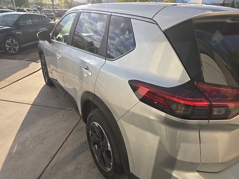 Used 2024 Nissan Rogue SV image 4
