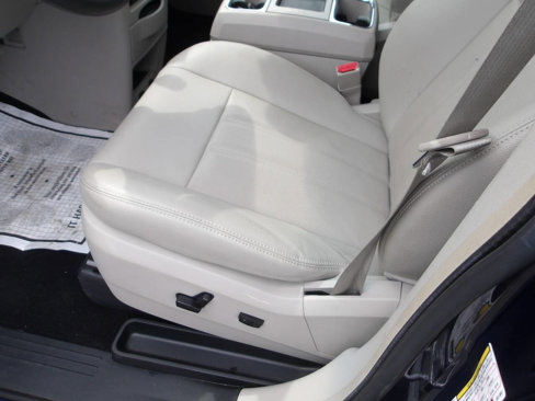 Used 2016 Chrysler Town & Country LX image 12