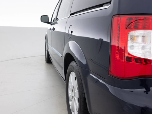 Used 2016 Chrysler Town & Country Touring image 13