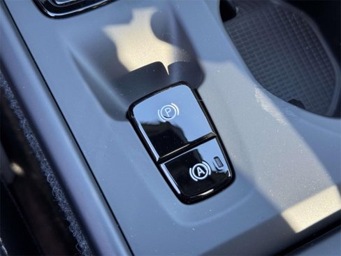 Used 2025 Volvo XC40 B5 Core w/ Climate Package image 28
