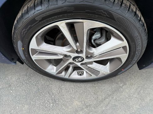Used 2017 Hyundai Elantra Limited image 18
