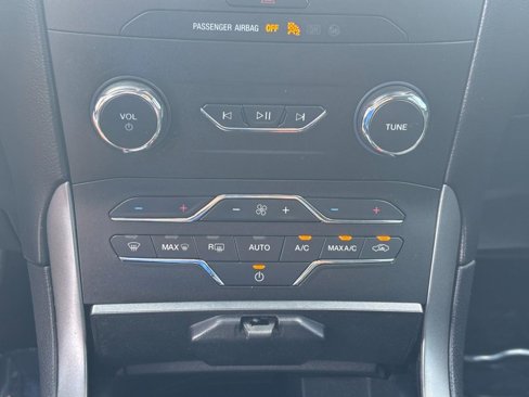 Used 2020 Ford Edge SE image 27