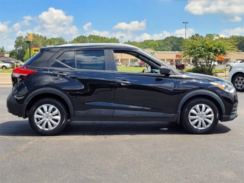 Used 2018 Nissan Kicks S image 3