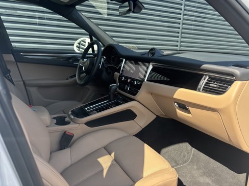 Used 2025 Porsche Macan image 13