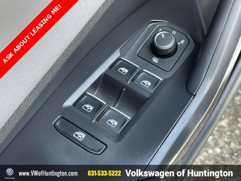 Certified 2025 Volkswagen Jetta SE w/ Sunroof Package image 15