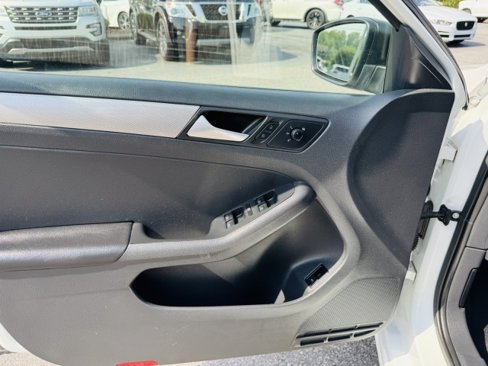Used 2015 Volkswagen Jetta SE image 9