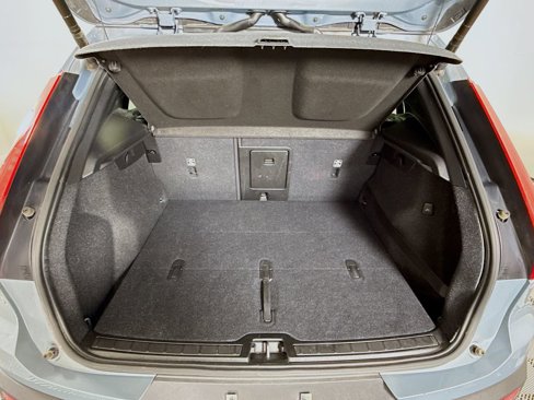 Used 2020 Volvo XC40 T5 Momentum image 24