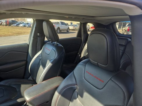 Used 2019 Jeep Cherokee Trailhawk image 25
