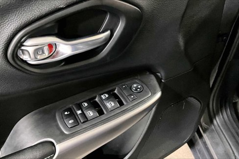 Used 2019 Jeep Cherokee Latitude Plus w/ Cold Weather Group image 35