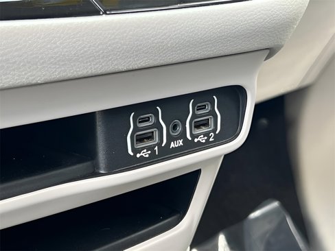 Used 2021 Chrysler Voyager Lxi image 31