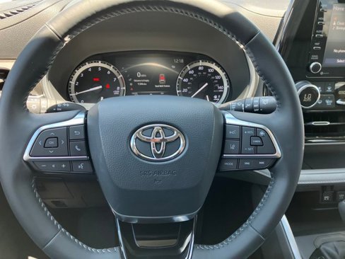 Used 2020 Toyota Highlander XLE image 20