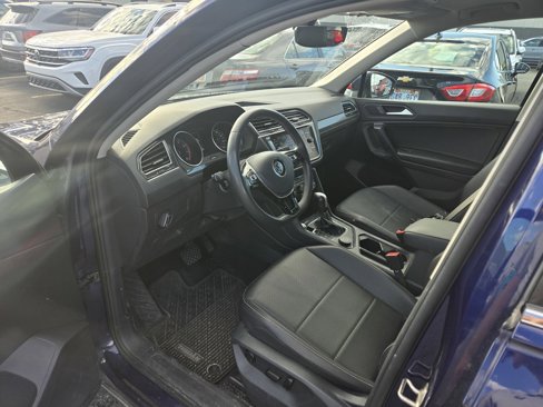 Used 2021 Volkswagen Tiguan SE w/ Panoramic Sunroof Package image 4