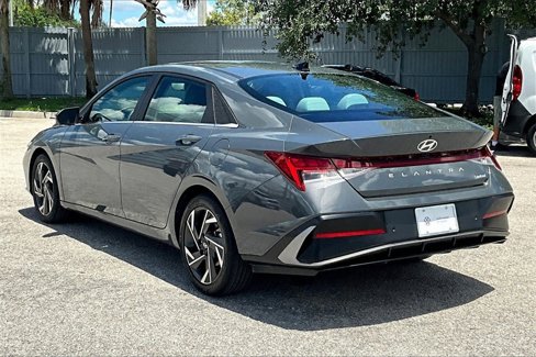 Used 2024 Hyundai Elantra Limited image 7