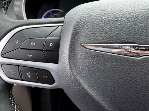 Used 2024 Chrysler Pacifica Select image 17