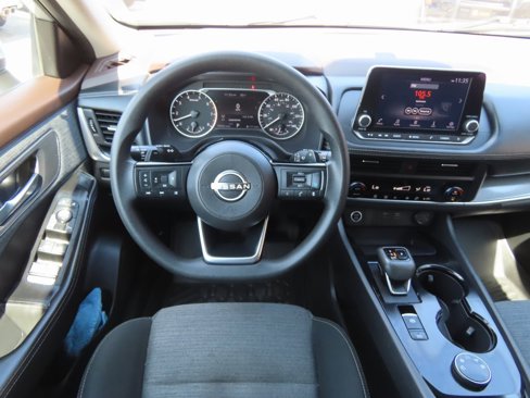 Used 2023 Nissan Rogue SV image 9