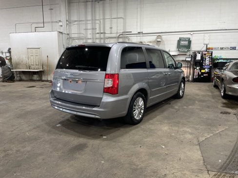 Used 2013 Chrysler Town & Country Touring-L w/ Driver Convenience Group image 5