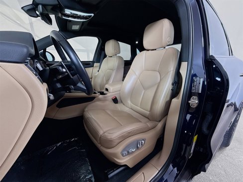 Certified 2022 Porsche Macan image 5