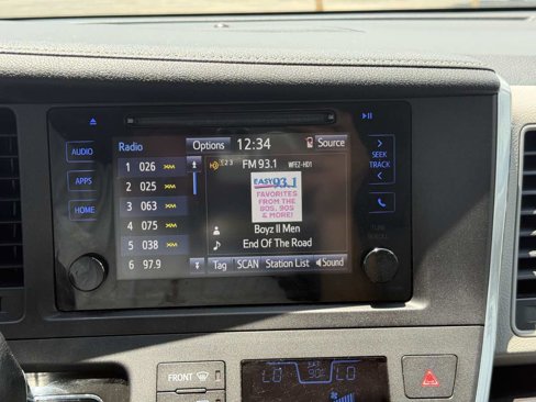 Used 2017 Toyota Sienna XLE image 34