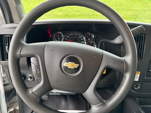 Used 2017 Chevrolet Express 4500 Extended image 16