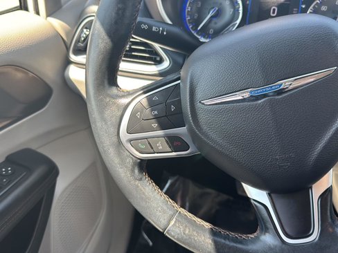 Used 2017 Chrysler Pacifica Touring-L image 16