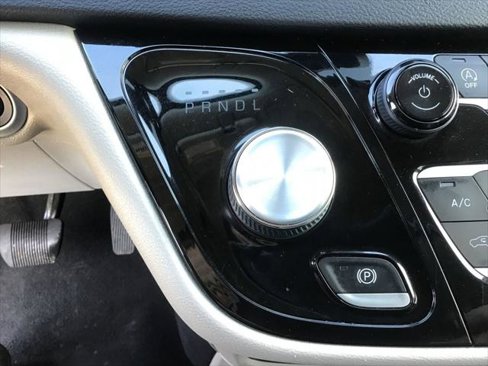 Certified 2021 Chrysler Pacifica Touring-L image 15