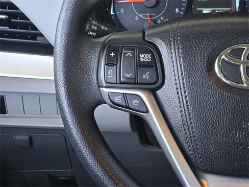 Used 2015 Toyota Sienna LE image 25